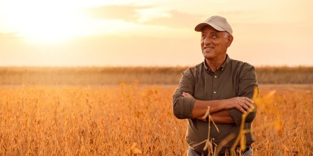Produtor rural ao pôr do sol em propriedade no Sul de Minas
